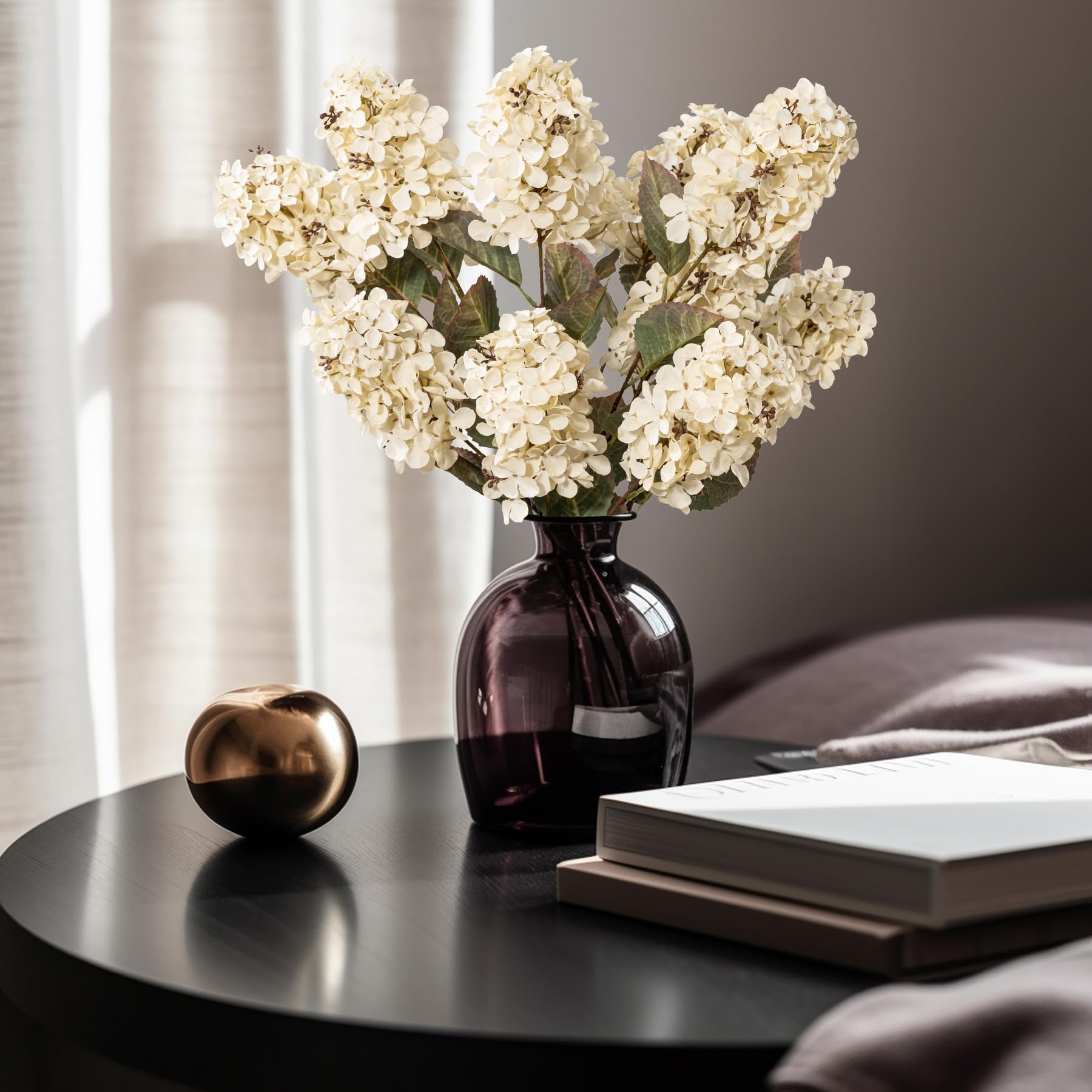 Ttranewsoo centerpiece on a wedding table showing cohesive cream palette and elegance