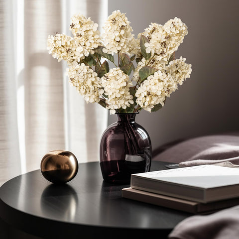 Ttranewsoo centerpiece on a wedding table showing cohesive cream palette and elegance