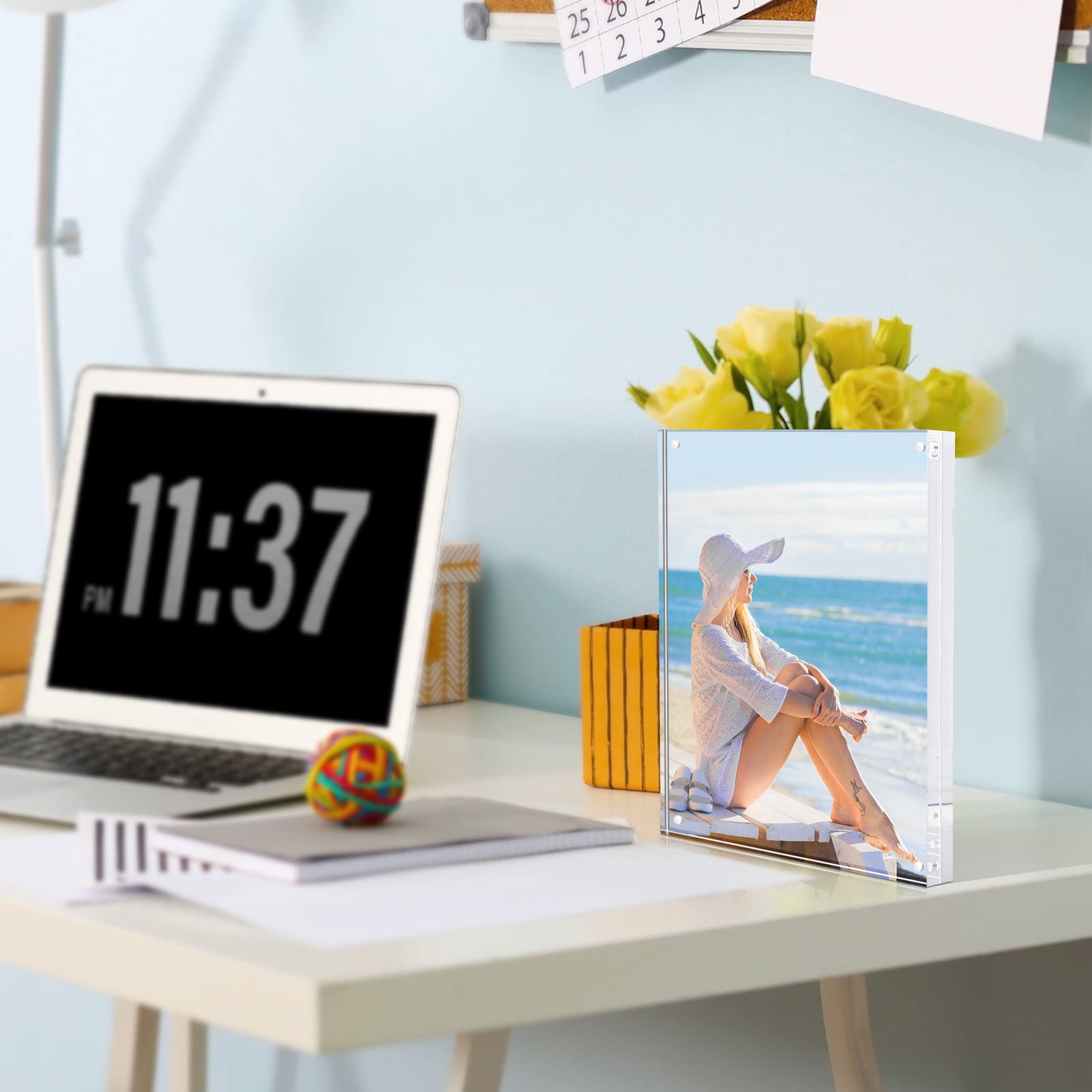 TWING double-sided display example offering reversible photo option benefit