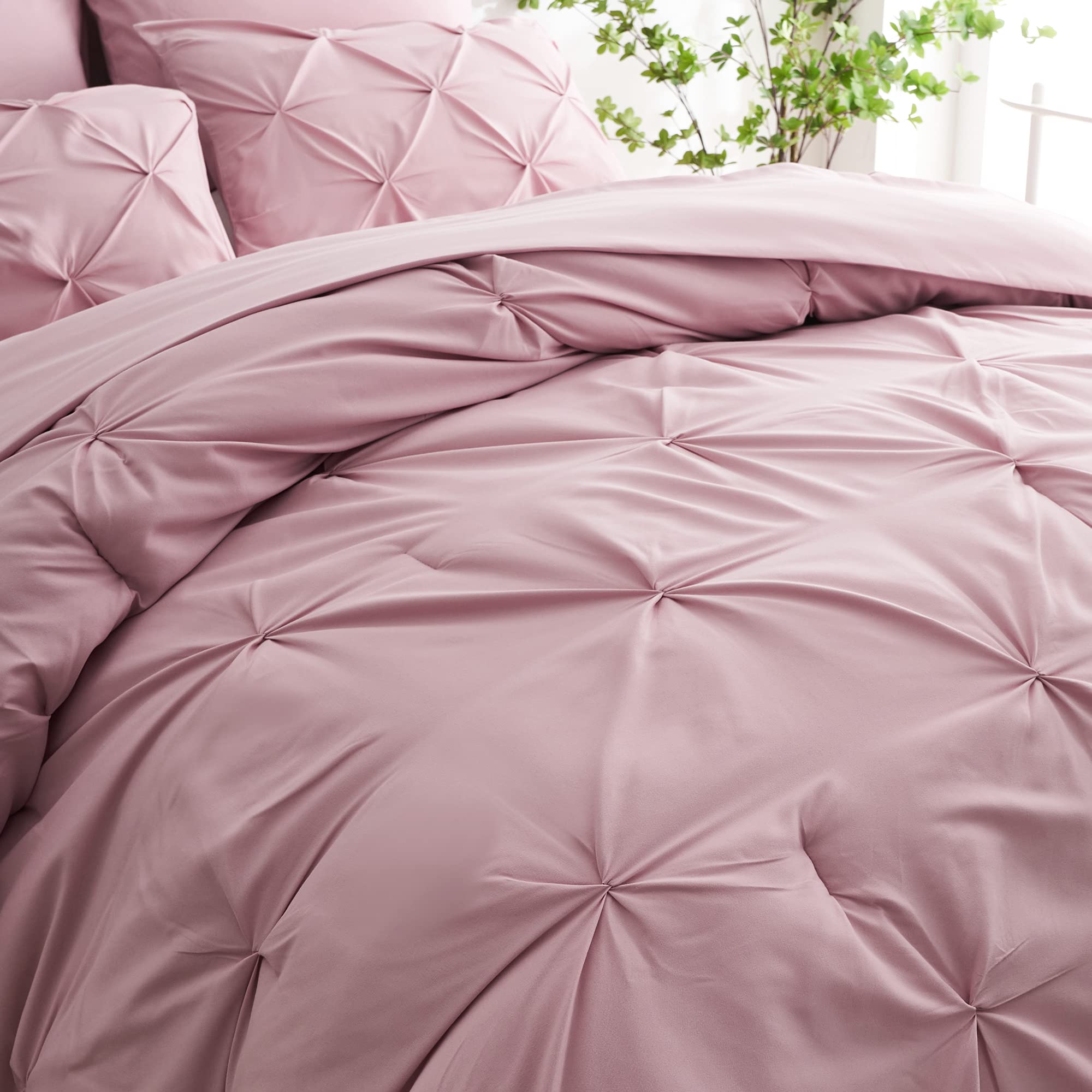 Ubauba flat layout of fitted sheet, flat sheet and pillowcases showing complete set