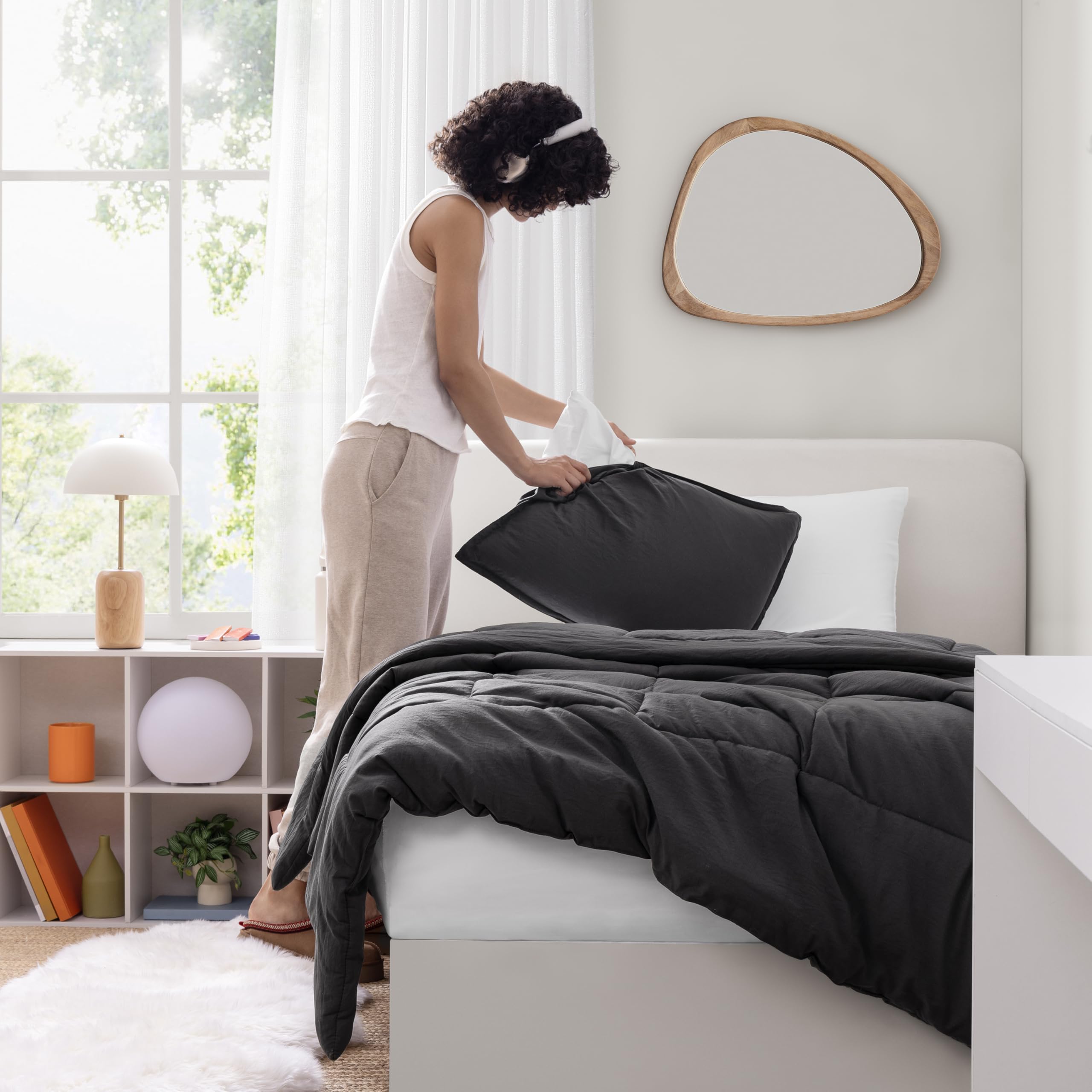 UGG Leonora next to a ruler showing 68x92 inches scale, clarifying Twin/Twin XL sizing