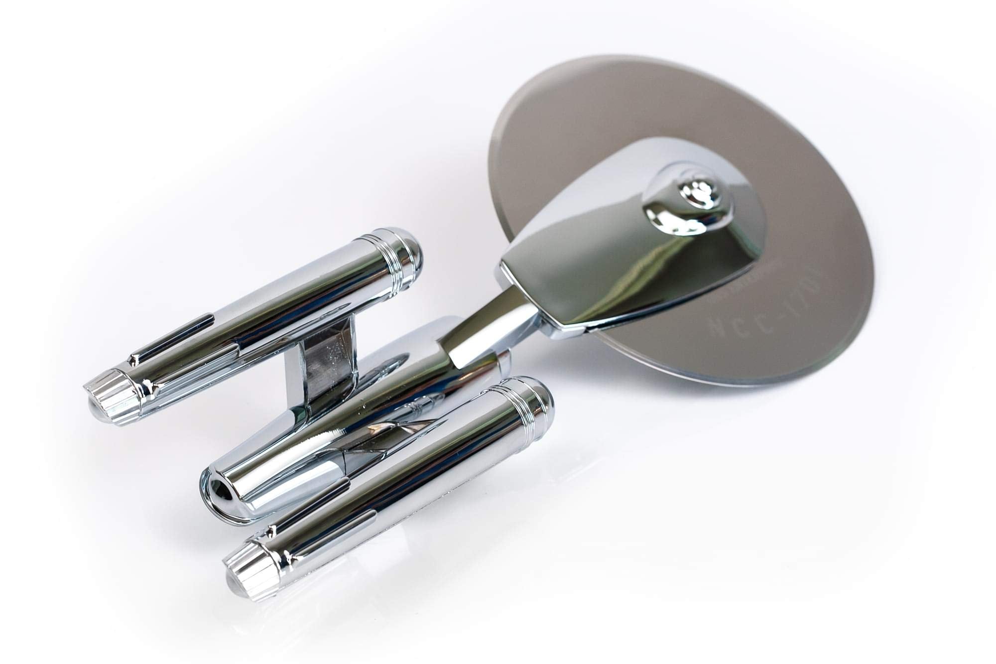 Ukonic cutter next to a pizza to show 9-inch scale and slicing advantage