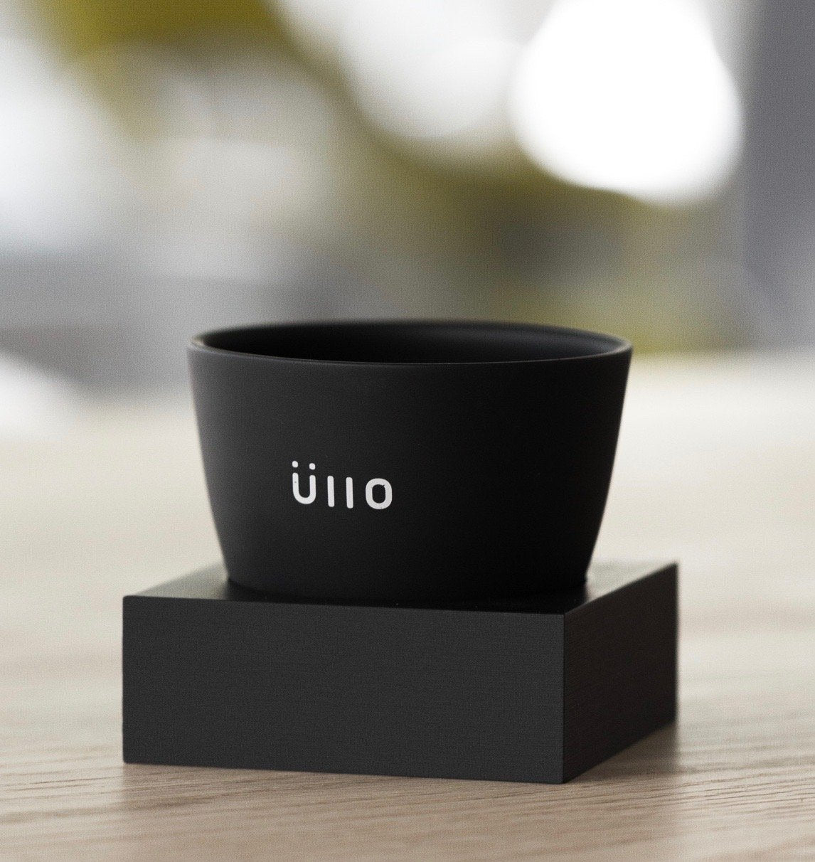 Üllo pouring into glass demonstrating immediate purification and aeration benefit
