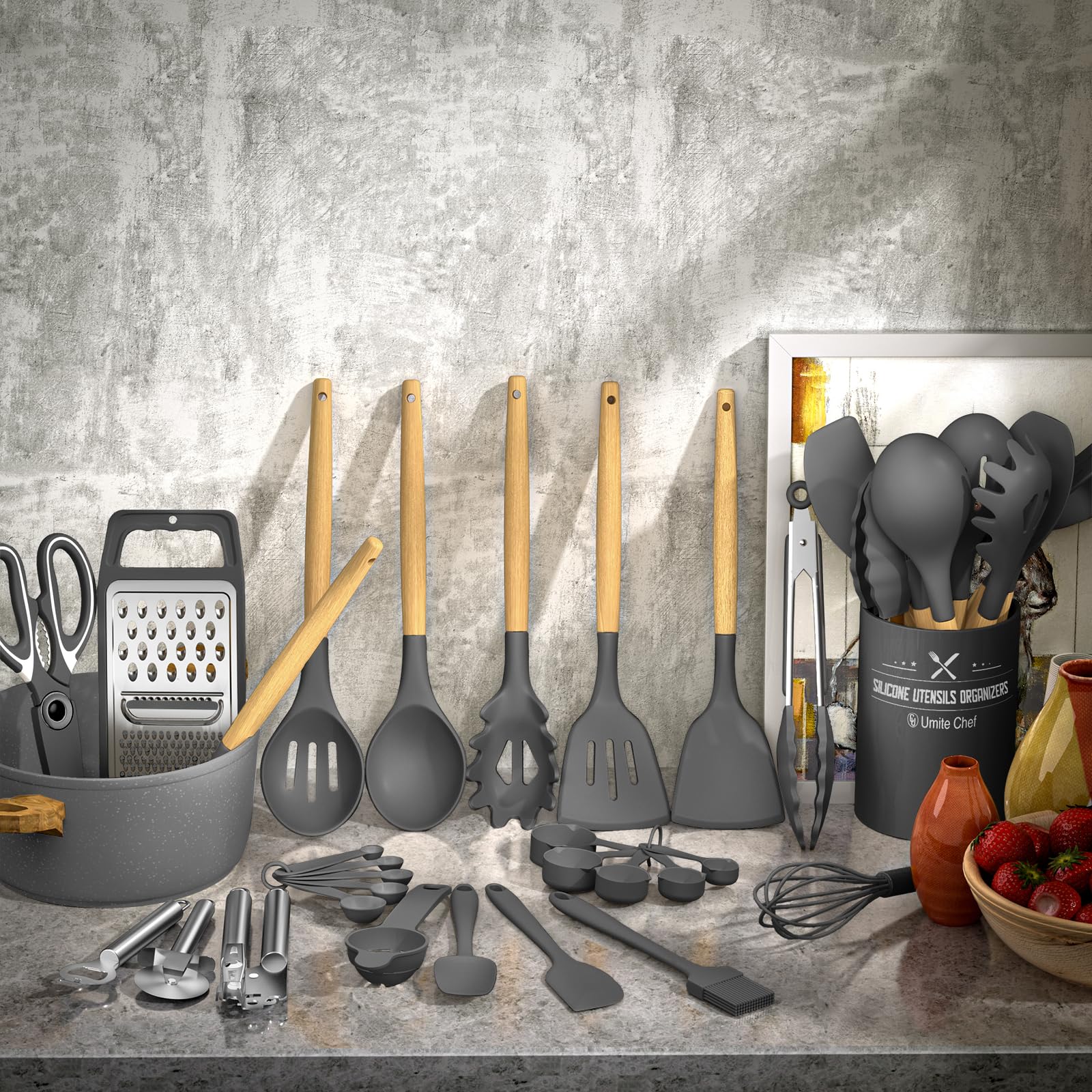 Umite Chef wooden handle close-up showing ergonomic grip and anti-scald benefit