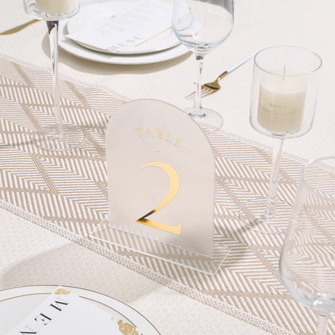 UNIQOOO table display in use improving guest navigation and centerpiece style