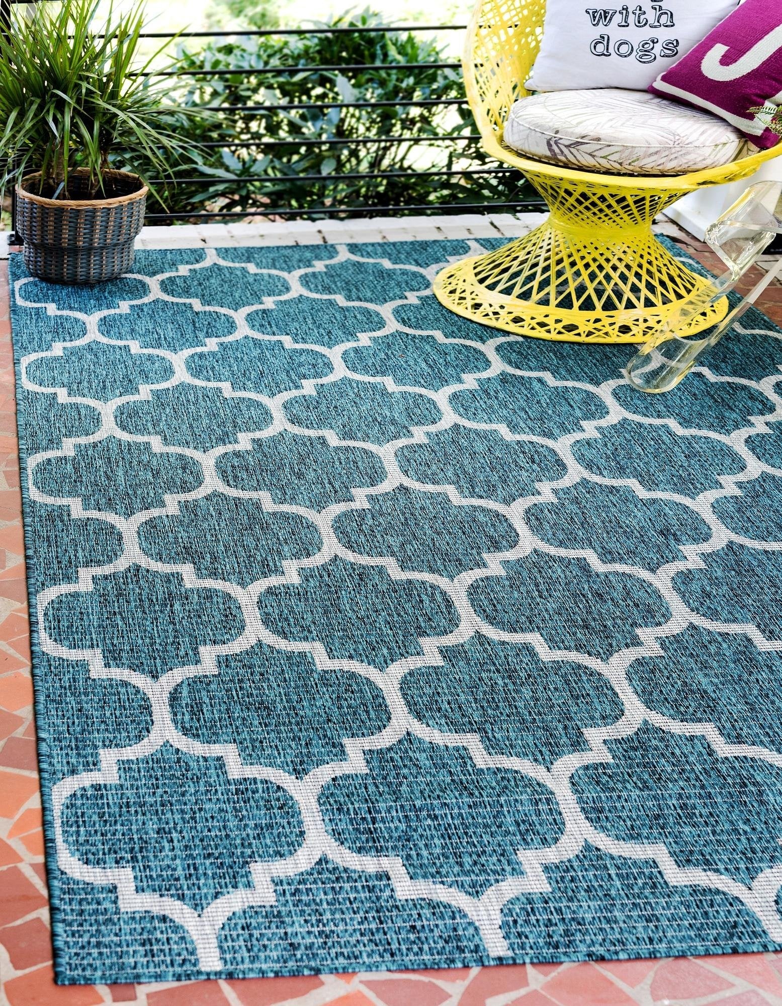 Unique Loom front view showing teal gray trellis pattern and curb appeal