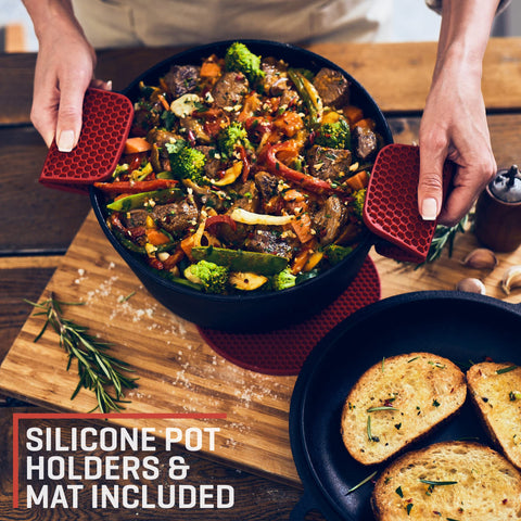 Uno Casa silicone trivet and two potholders included to protect surfaces and hands