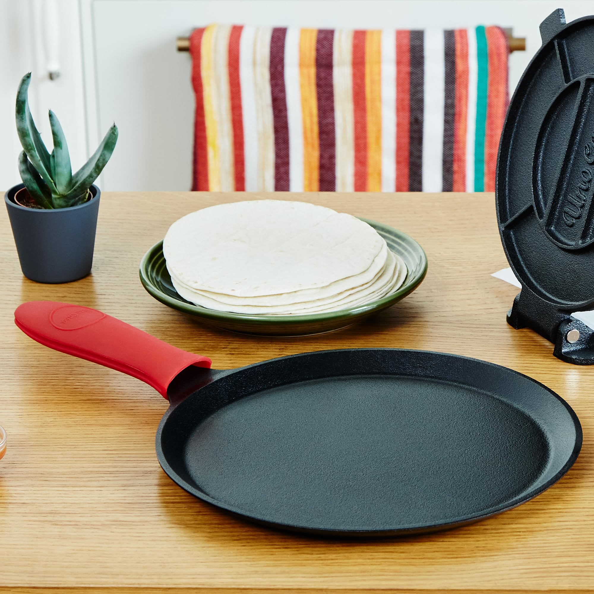 Uno Casa comal size comparison with hand showing single-serving scale