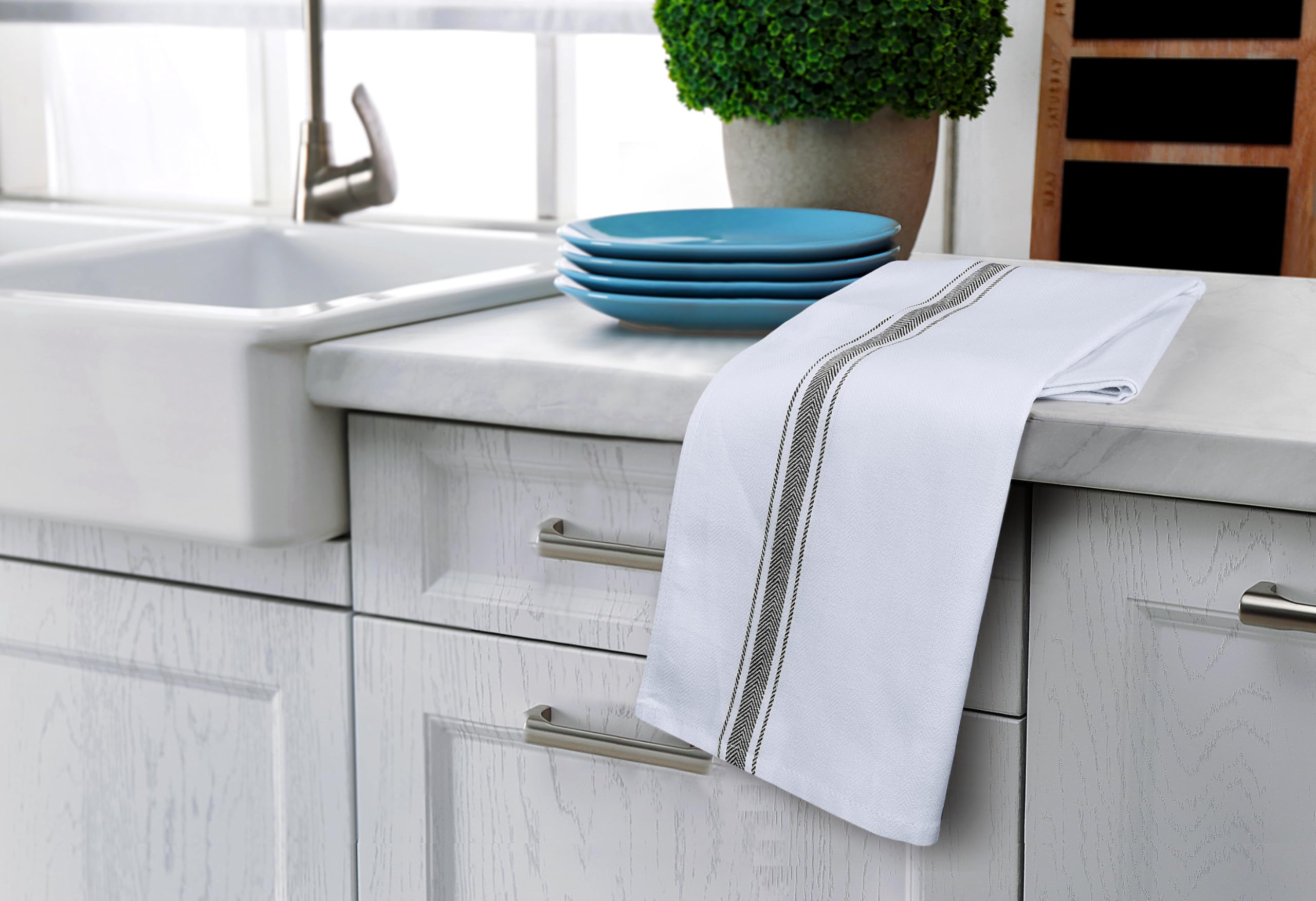 Utopia Towels drying glassware in use, prevents streaks and lint on dishes