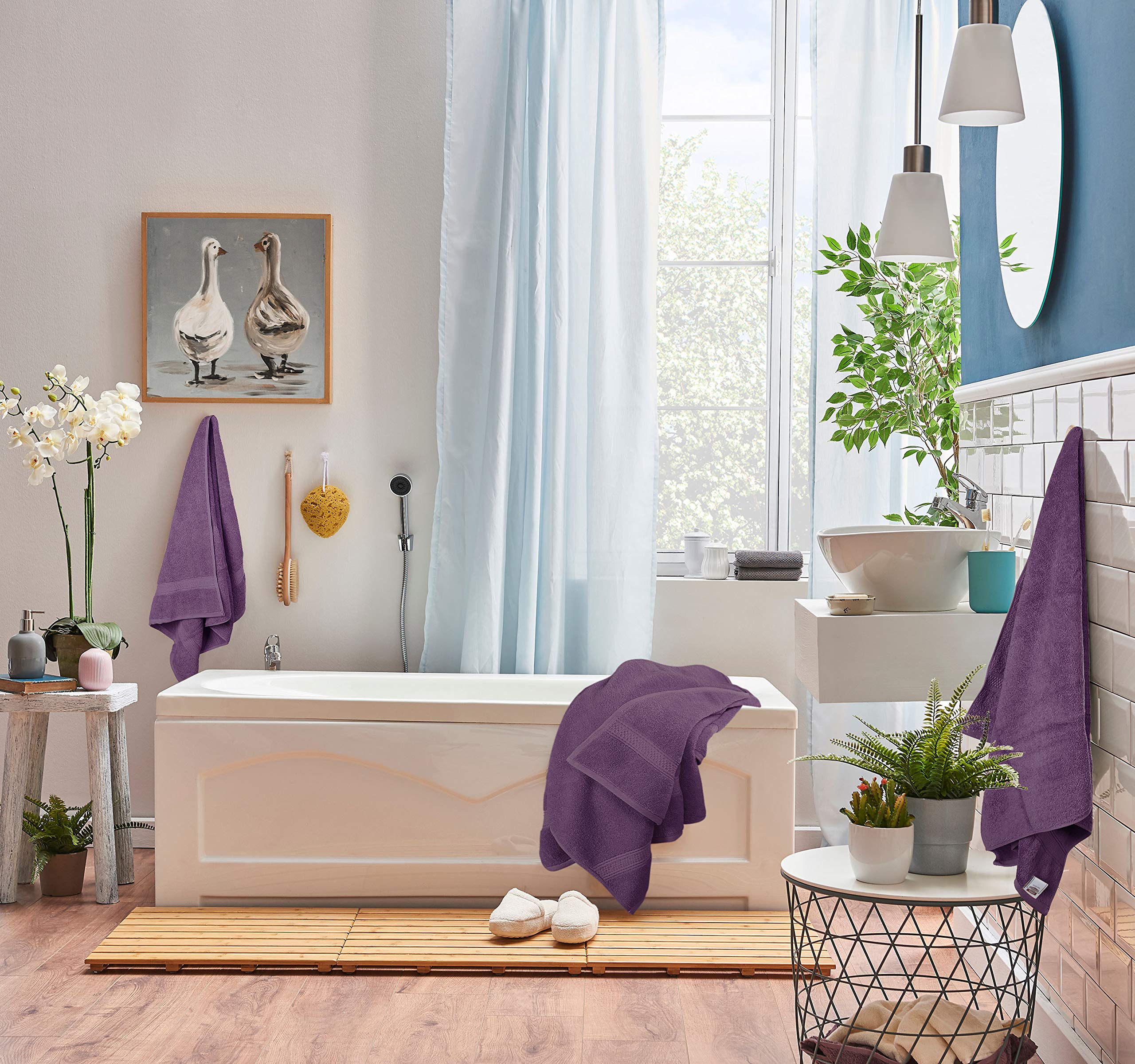 Utopia Towels double-stitched hem close-up demonstrating durable edges