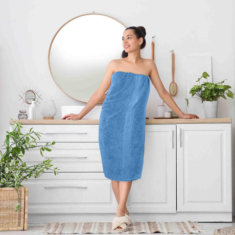 Utopia Towels next to standard towel showing larger 35x70 inch size advantage