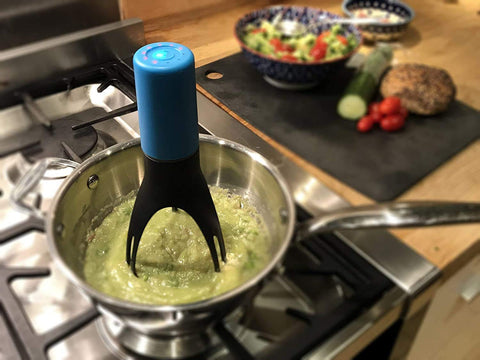 Uutensil Stirr LED speed indicator lit to choose appropriate stirring speed