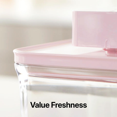 VAKUEN grip container holding salad for easy transport