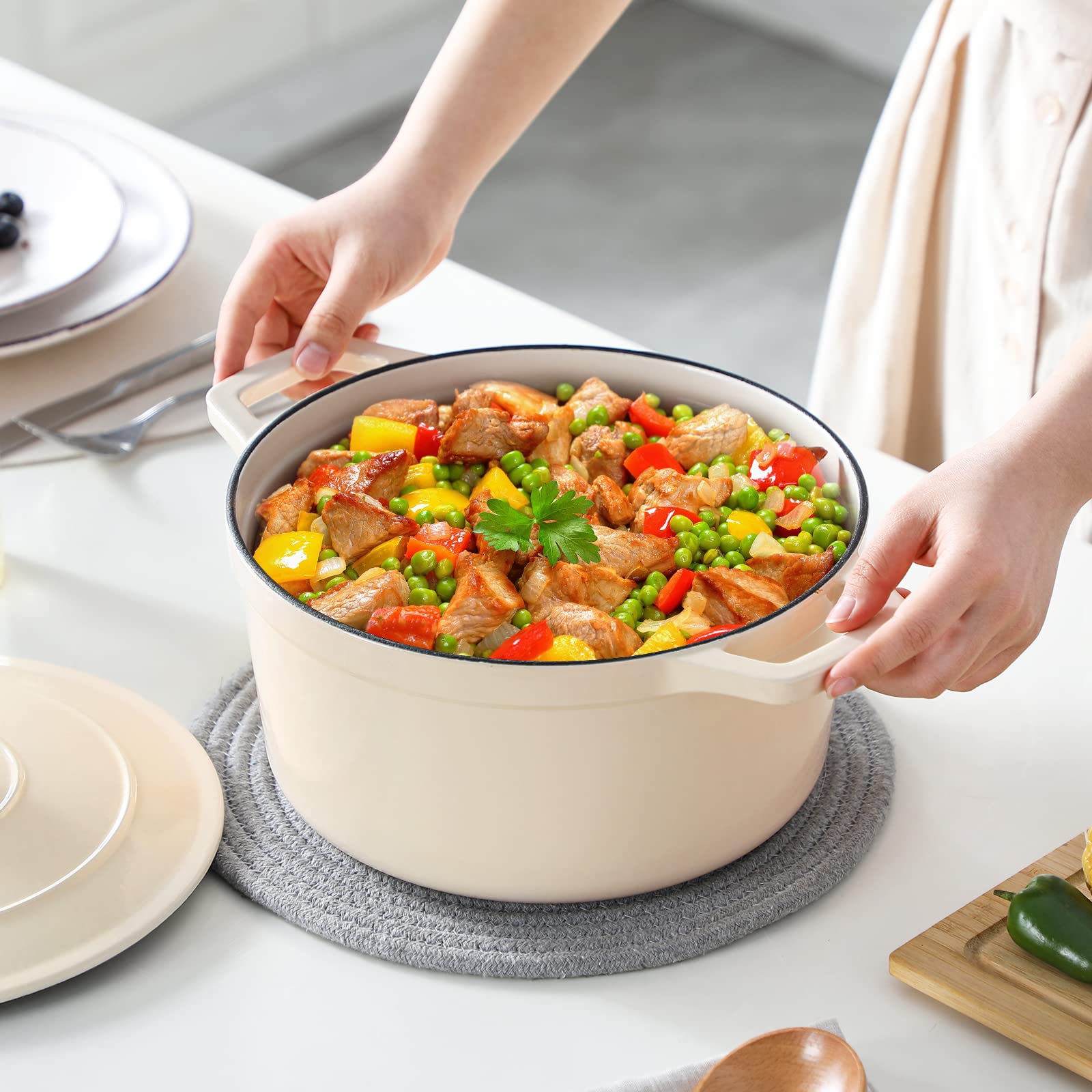 vancasso size comparison with utensils illustrating 6-quart capacity for family meals
