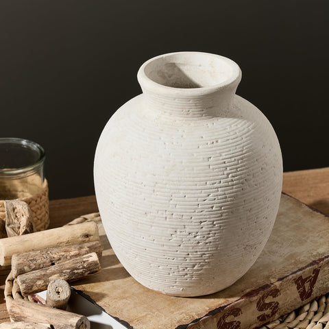 Vanselia vase with pampas grass showing stylish dried arrangement