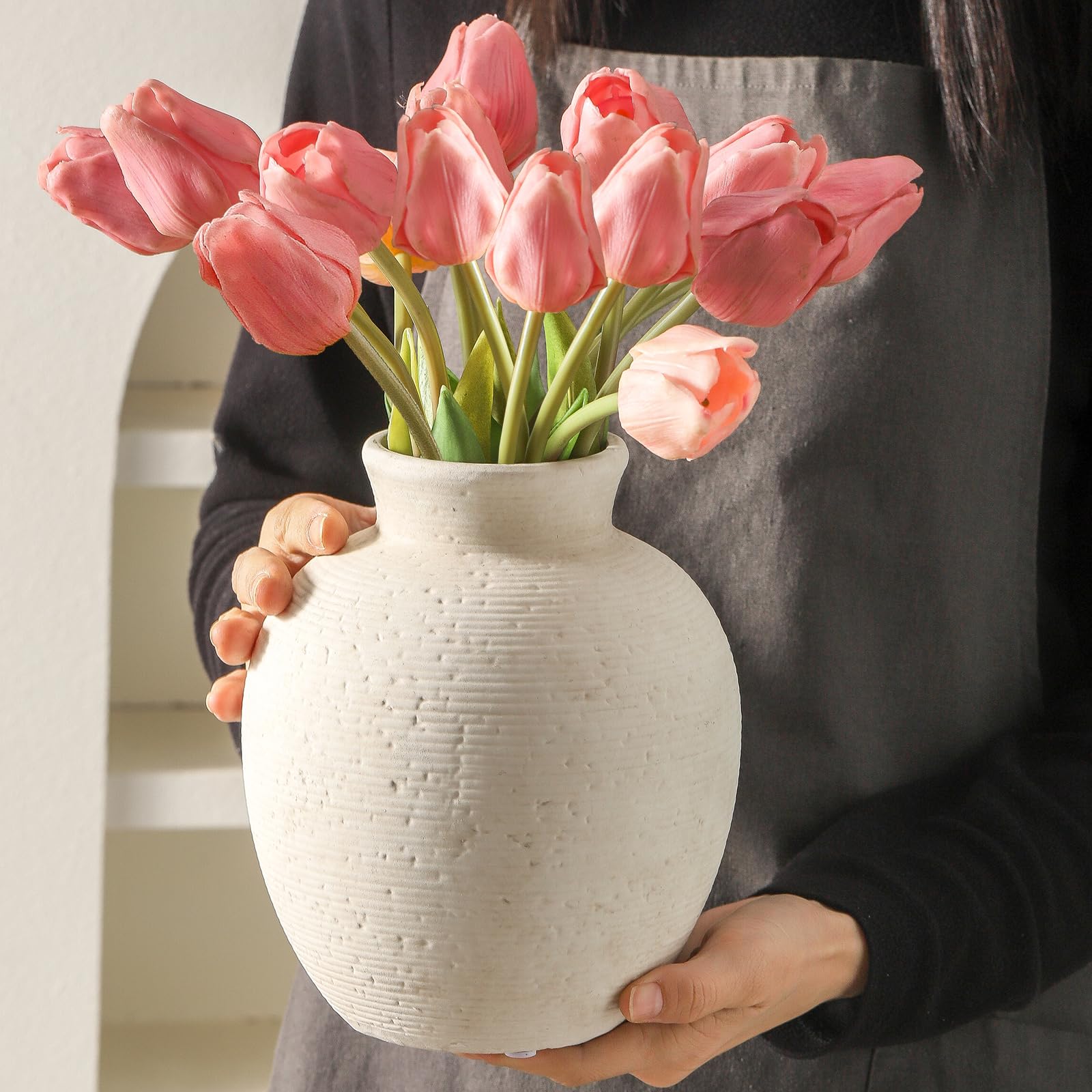 Vanselia vase holding fresh flowers demonstrating waterproof use