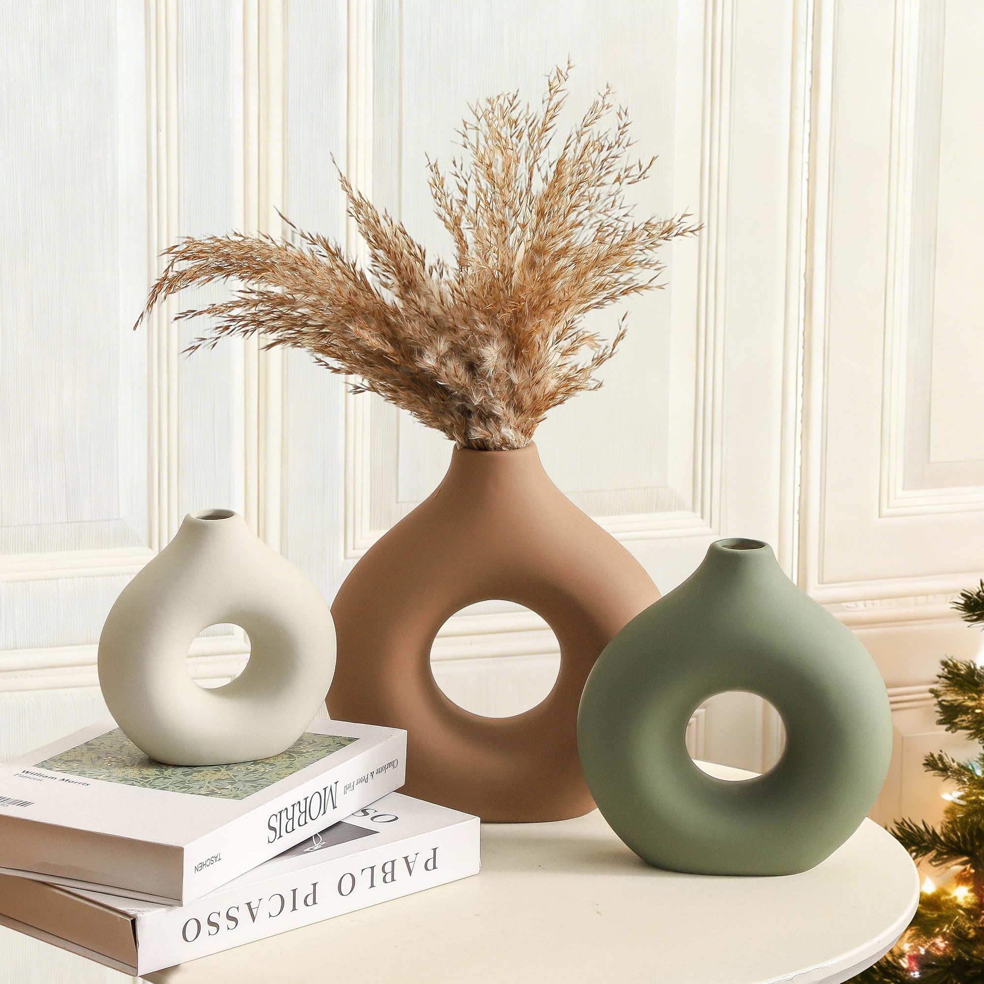 Vanselia trio as dining table centerpiece creating a warm modern farmhouse ambiance