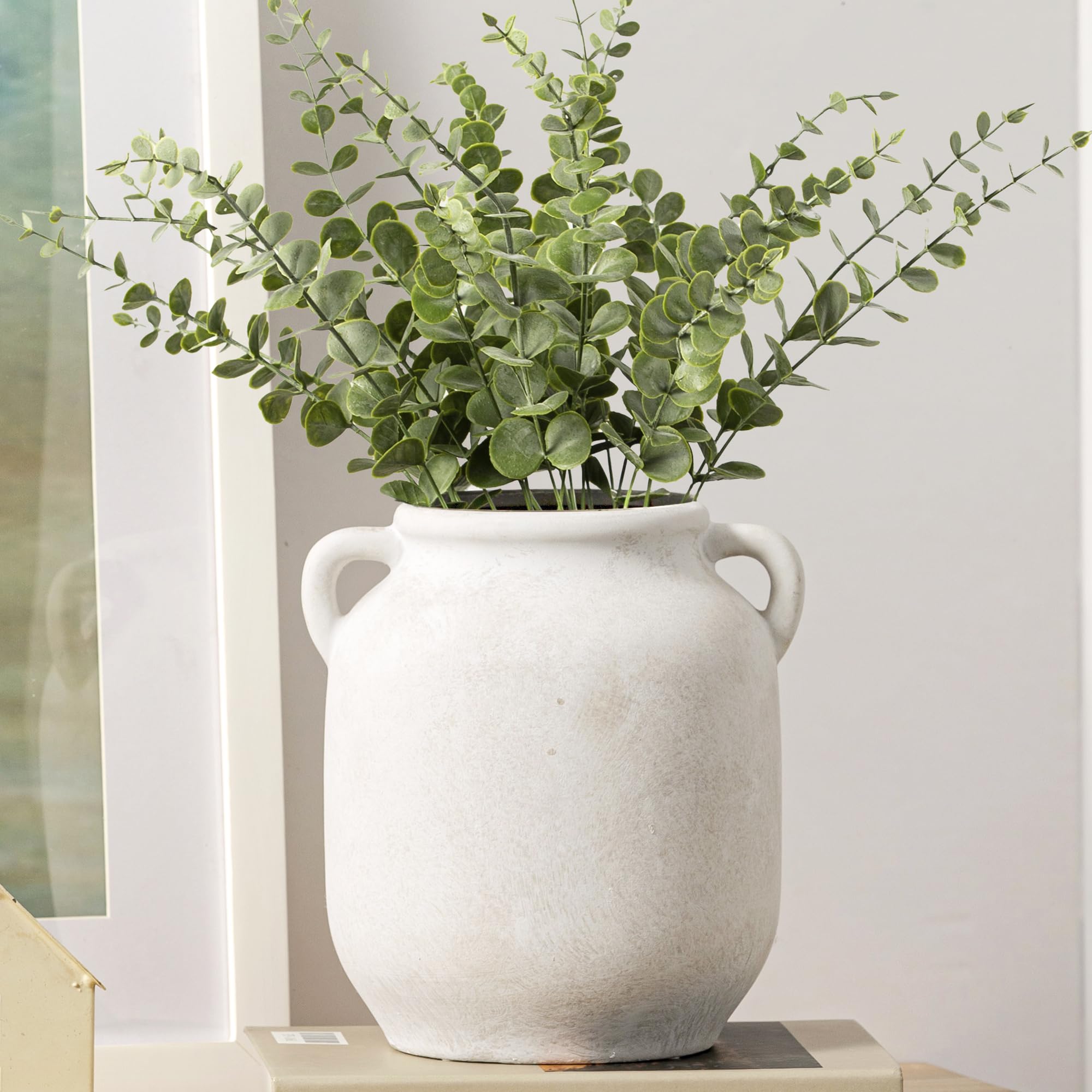 Vanselia placed on dining table with accessories, adds elegant centerpiece