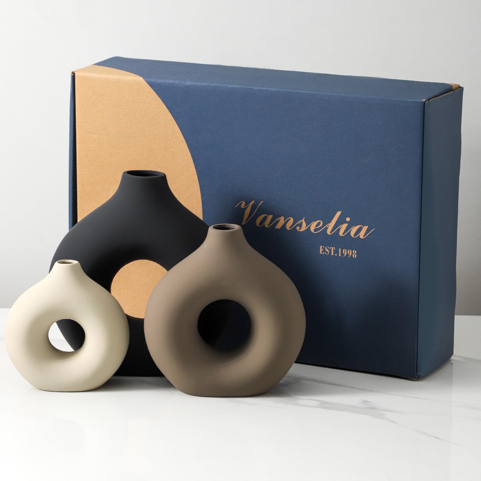 Vanselia base detail showing non-slip bottom protecting surfaces