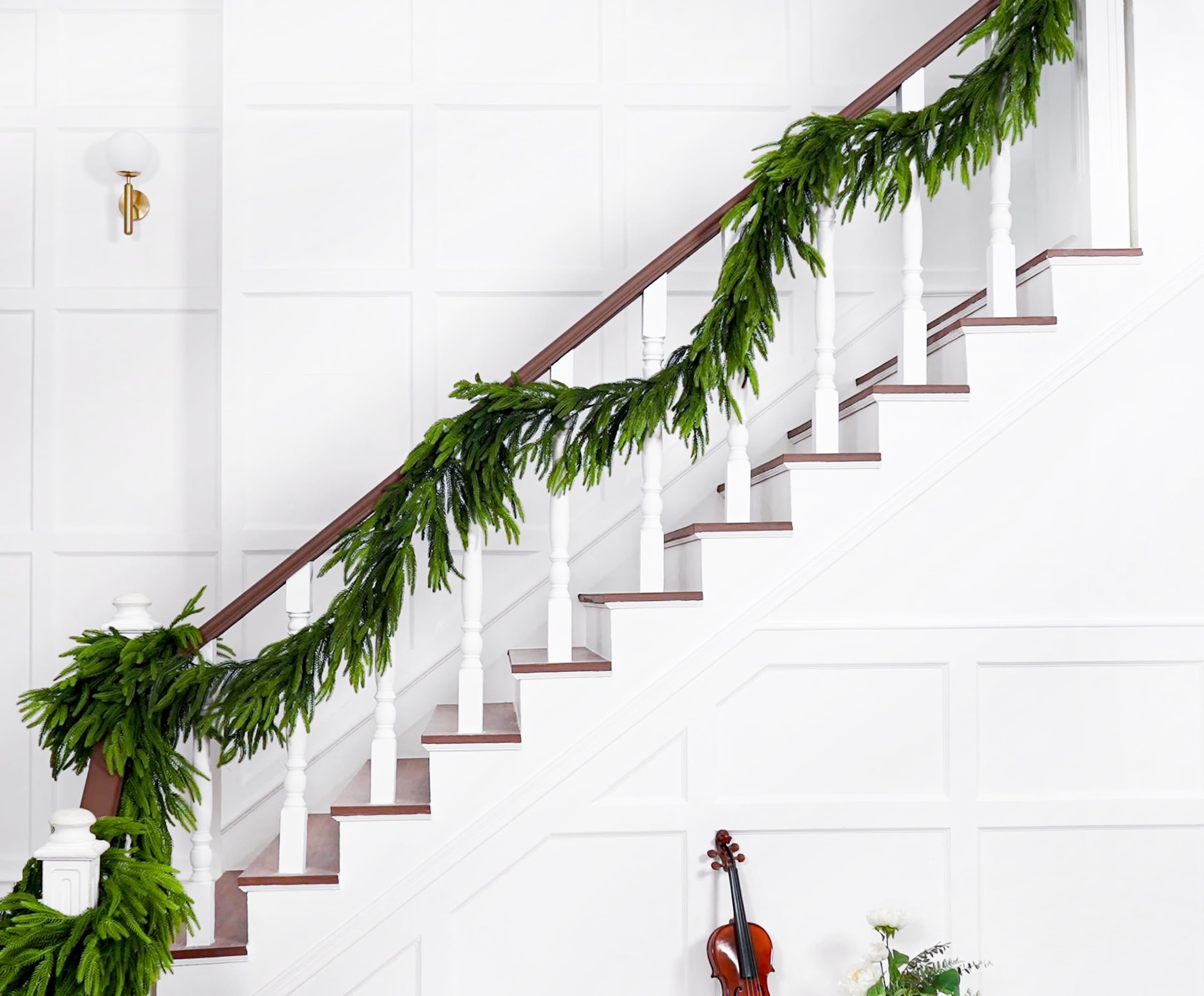 VersaCharm garland decorated with lights demonstrates secure ornament support