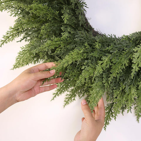 VIERENA protective packaging showing how the wreath ships safely and compacted