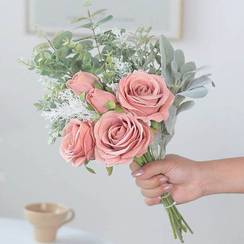 VIERENA top-down view showing balanced bouquet and fullness