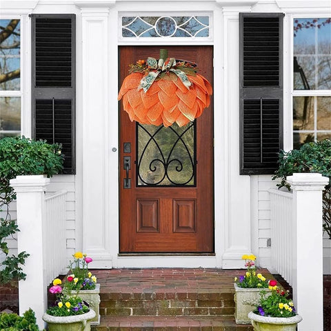Vimoocla side profile of wreath showing lightweight thickness for easy hanging