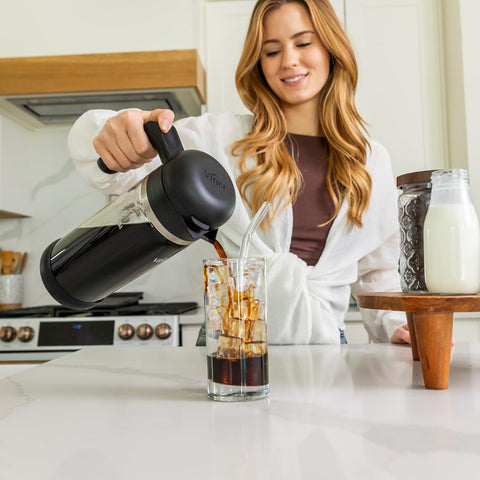 VINCI pitcher on breakfast table with glasses showing ready-to-drink convenience