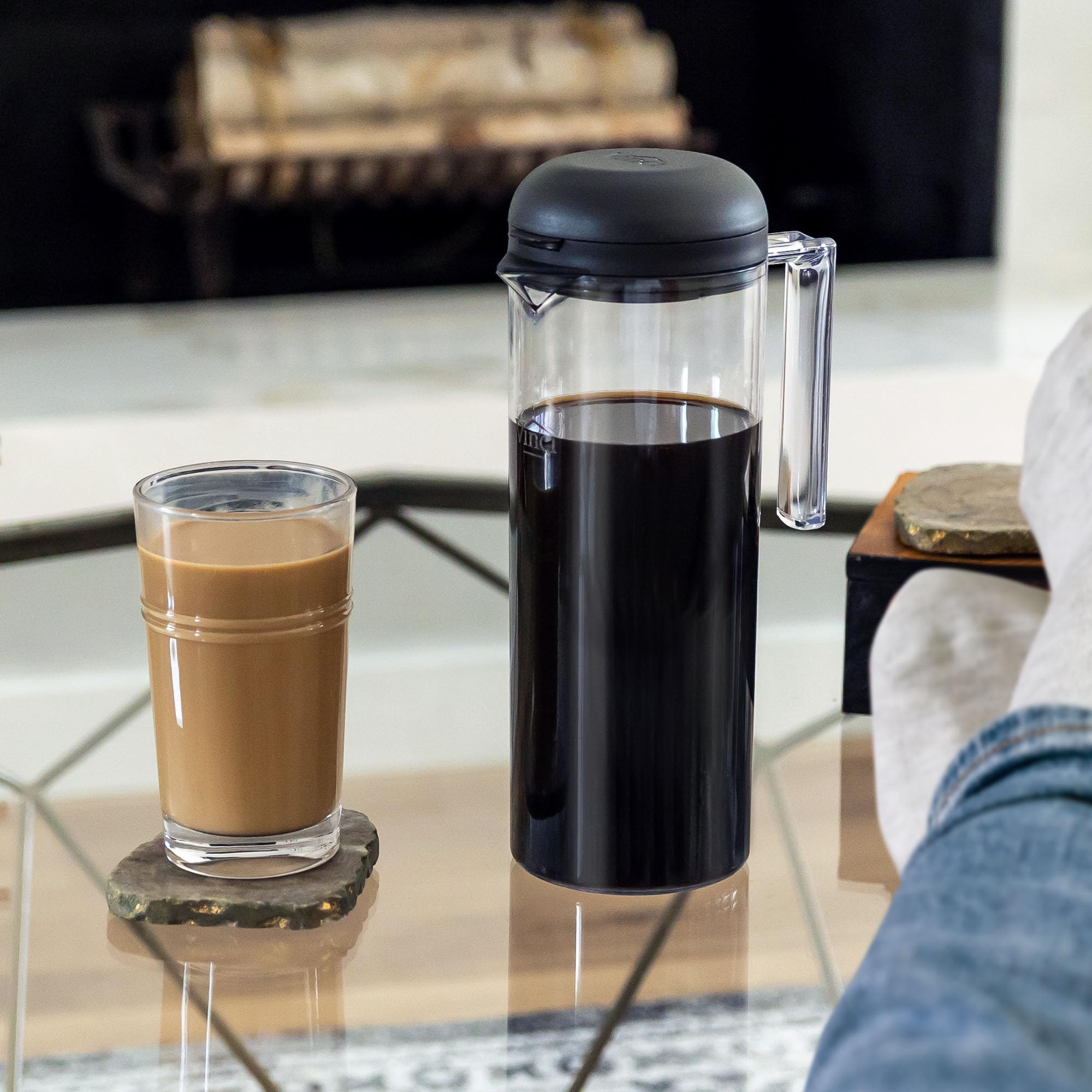 VINCI pitcher beside cups showing 1.2L capacity and serving advantage