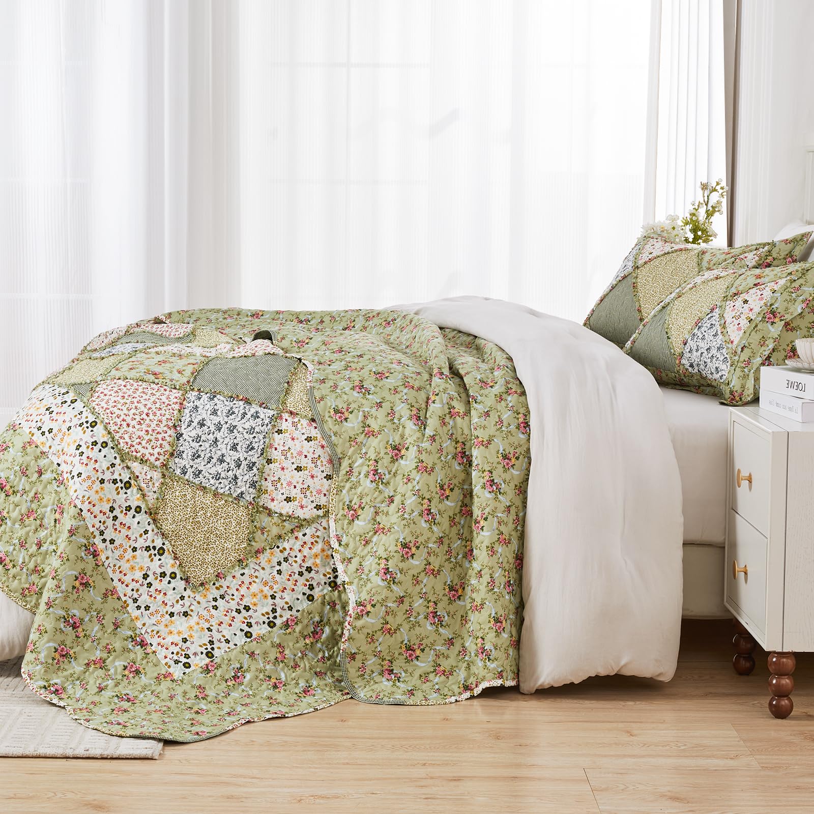 VIVILINEN quilt stitching texture close-up illustrating durable, compact quilting
