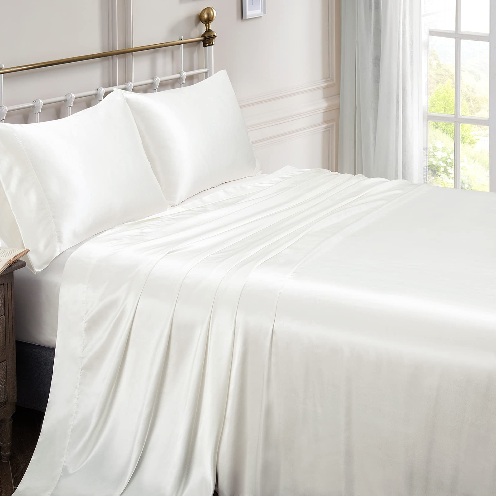 Vonty deep-pocket fitted sheet detail demonstrating secure fit benefit