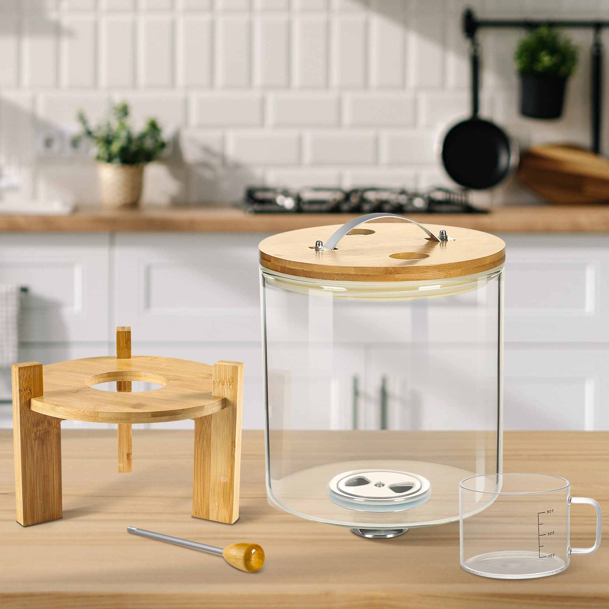 Vuinop capacity size comparison with measuring cup showing 5L volume benefit: right-sized storage