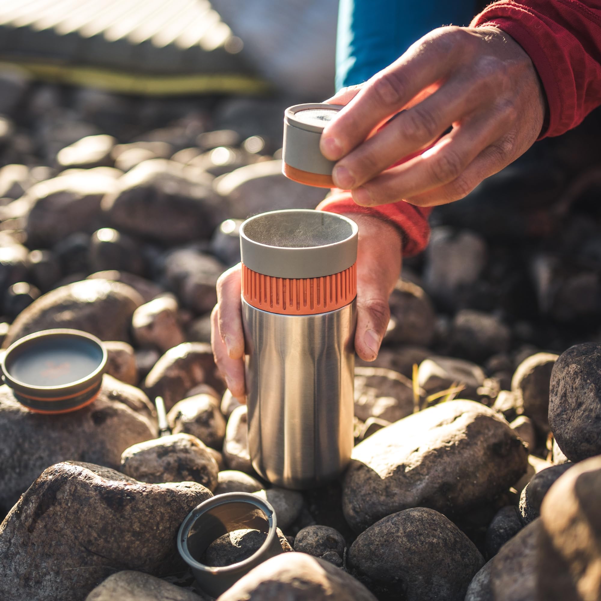 WACACO Pipamoka twisting ring in action, creates vacuum pressure for quick brewing