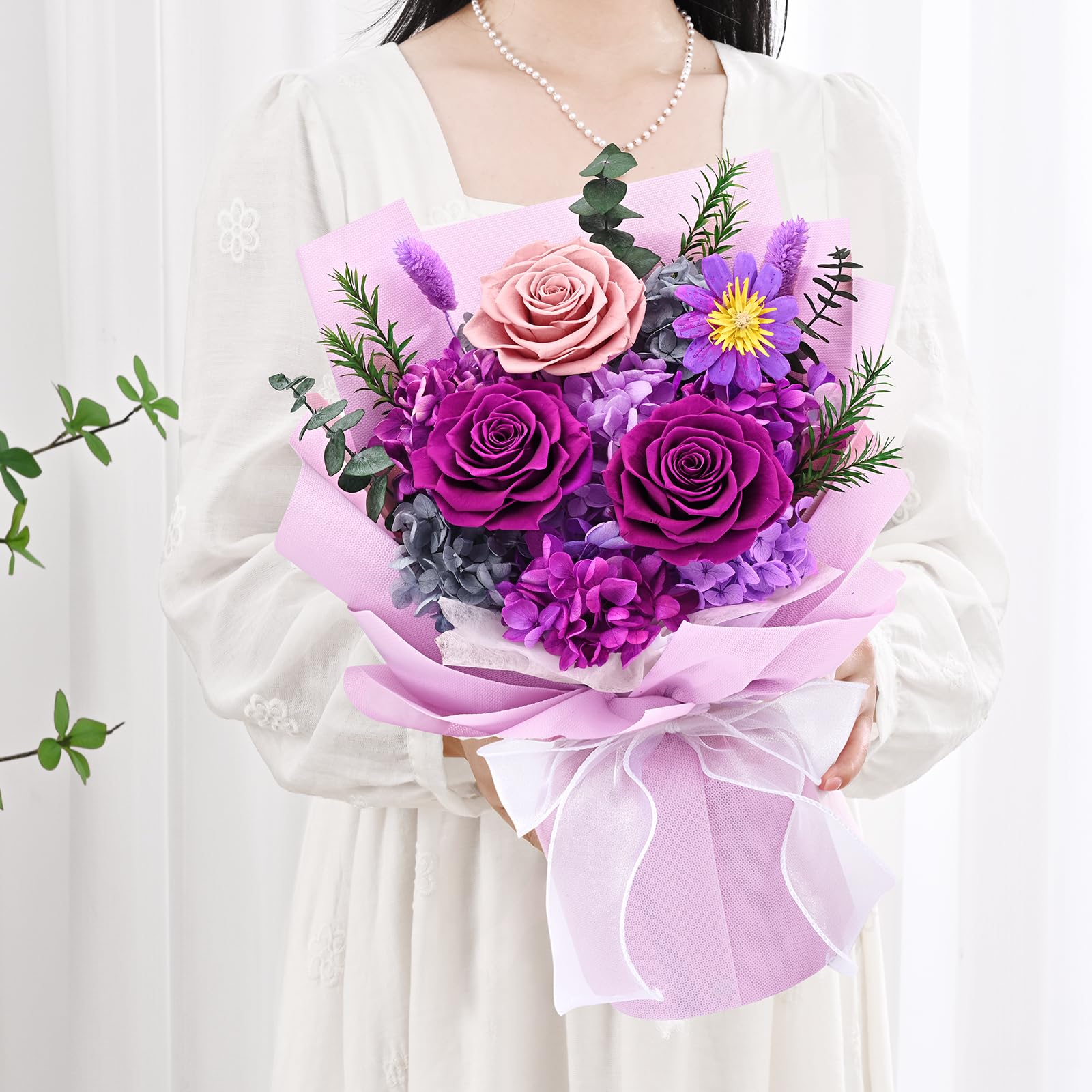 Waipfaru close-up of roses and hydrangeas highlighting preserved color and natural look benefit