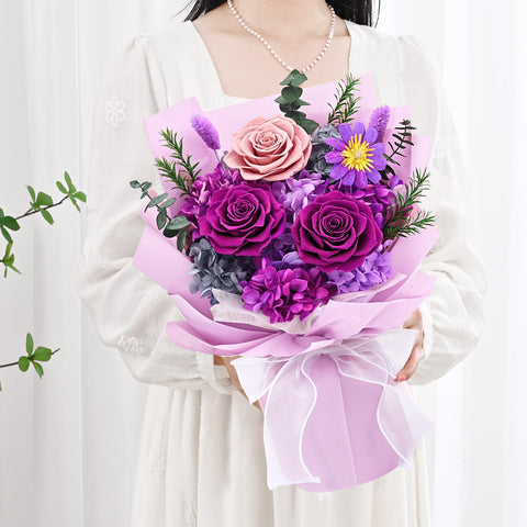 Waipfaru close-up of roses and hydrangeas highlighting preserved color and natural look benefit