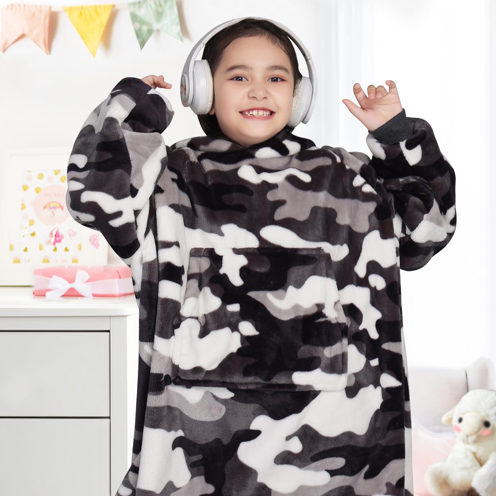Waitu camo hoodie pocket detail with roomy kangaroo pocket for hands and small items