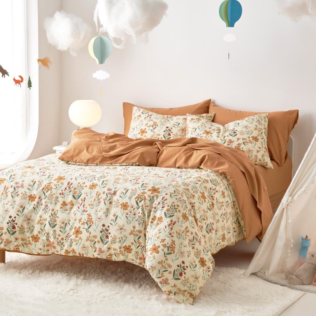 Wake In Cloud flat sheet and pillowcase display showing vibrant print and smooth finish