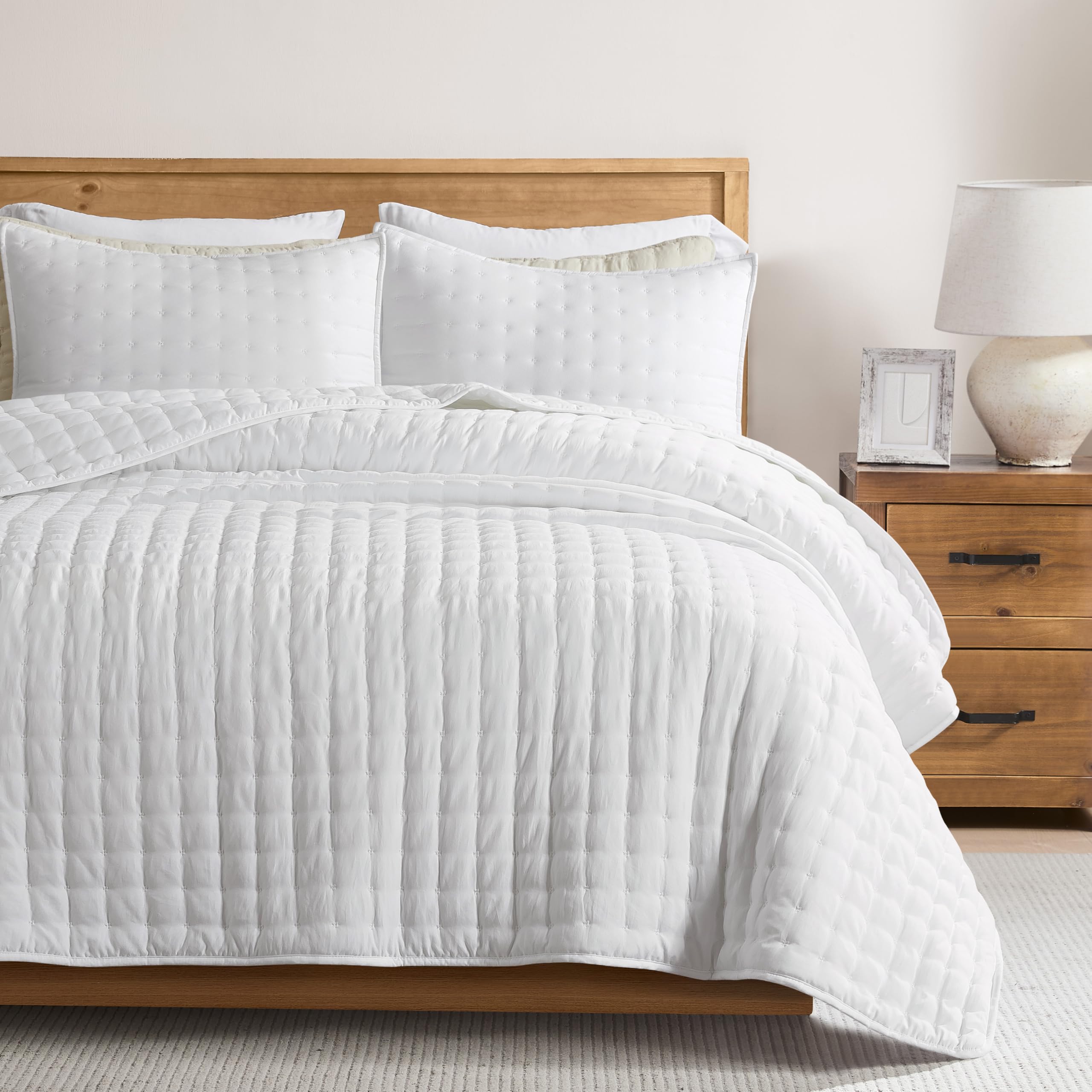 WDCOZY quilt front view showing tidy stitching and elegant white finish for versatile styling