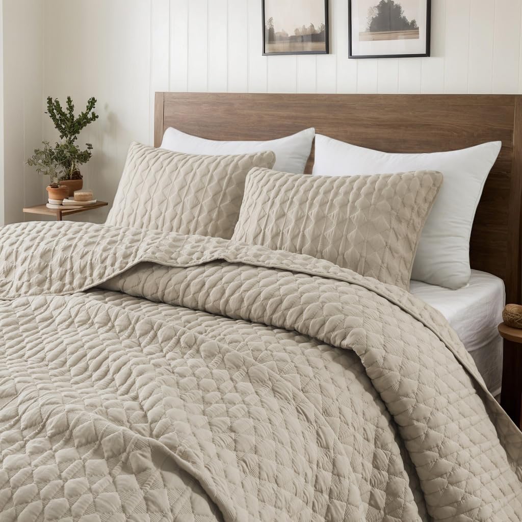 WDCOZY front view of king quilt on bed showing neat drape and style