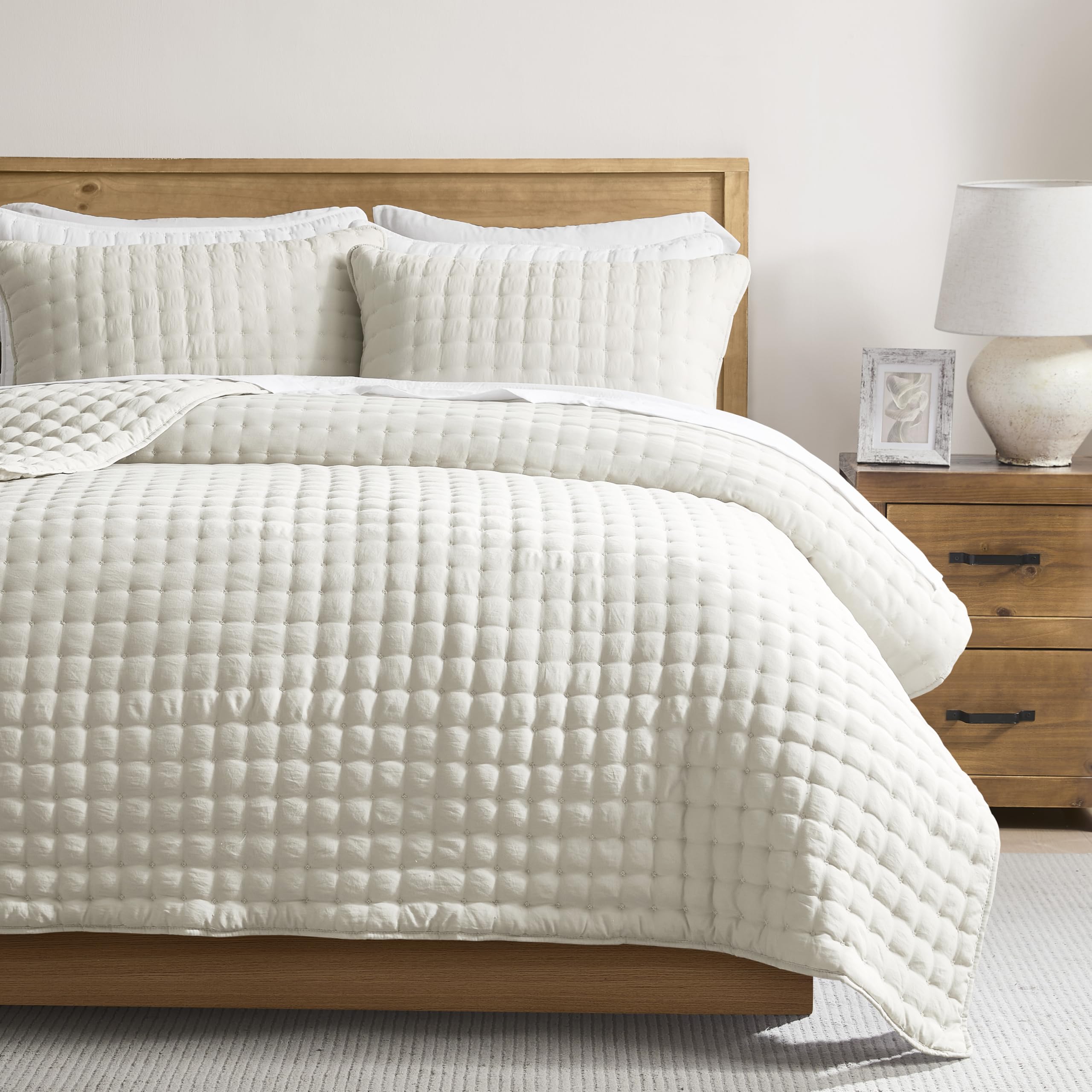 WDCOZY front view king quilt in ivory showing clean fit and styling