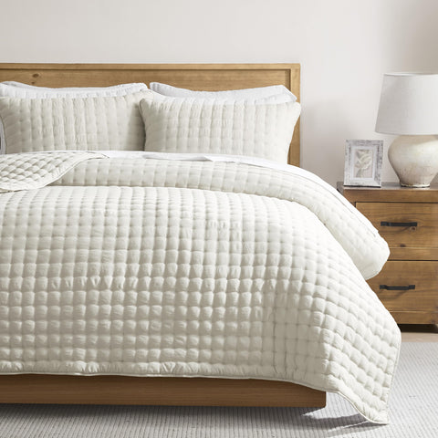 WDCOZY front view king quilt in ivory showing clean fit and styling
