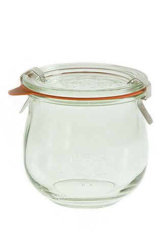 WECK tulip jar close-up of glass lid gasket and clamp indicating secure seal benefit