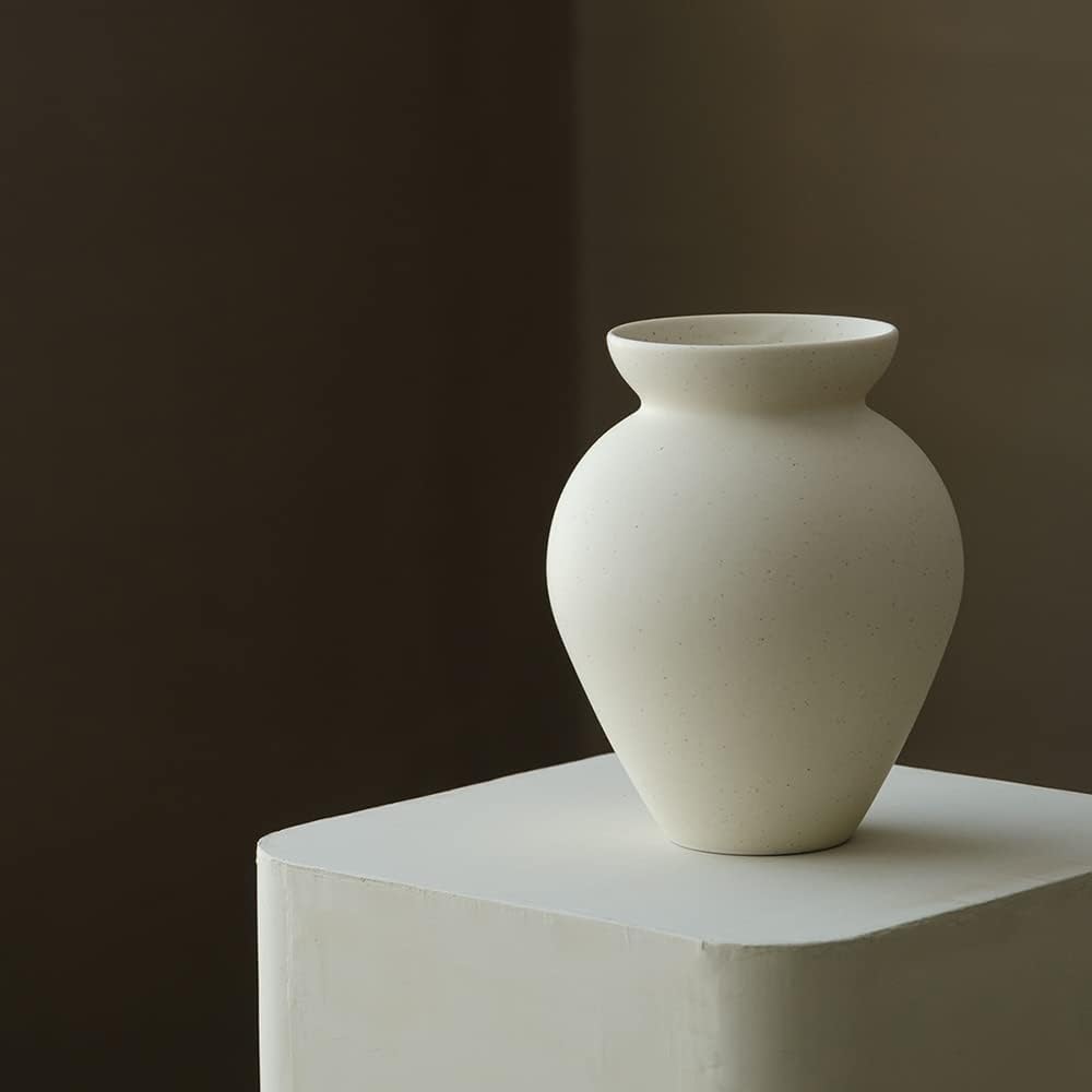 WENSHUO empty solo display emphasizing minimalist sculptural presence