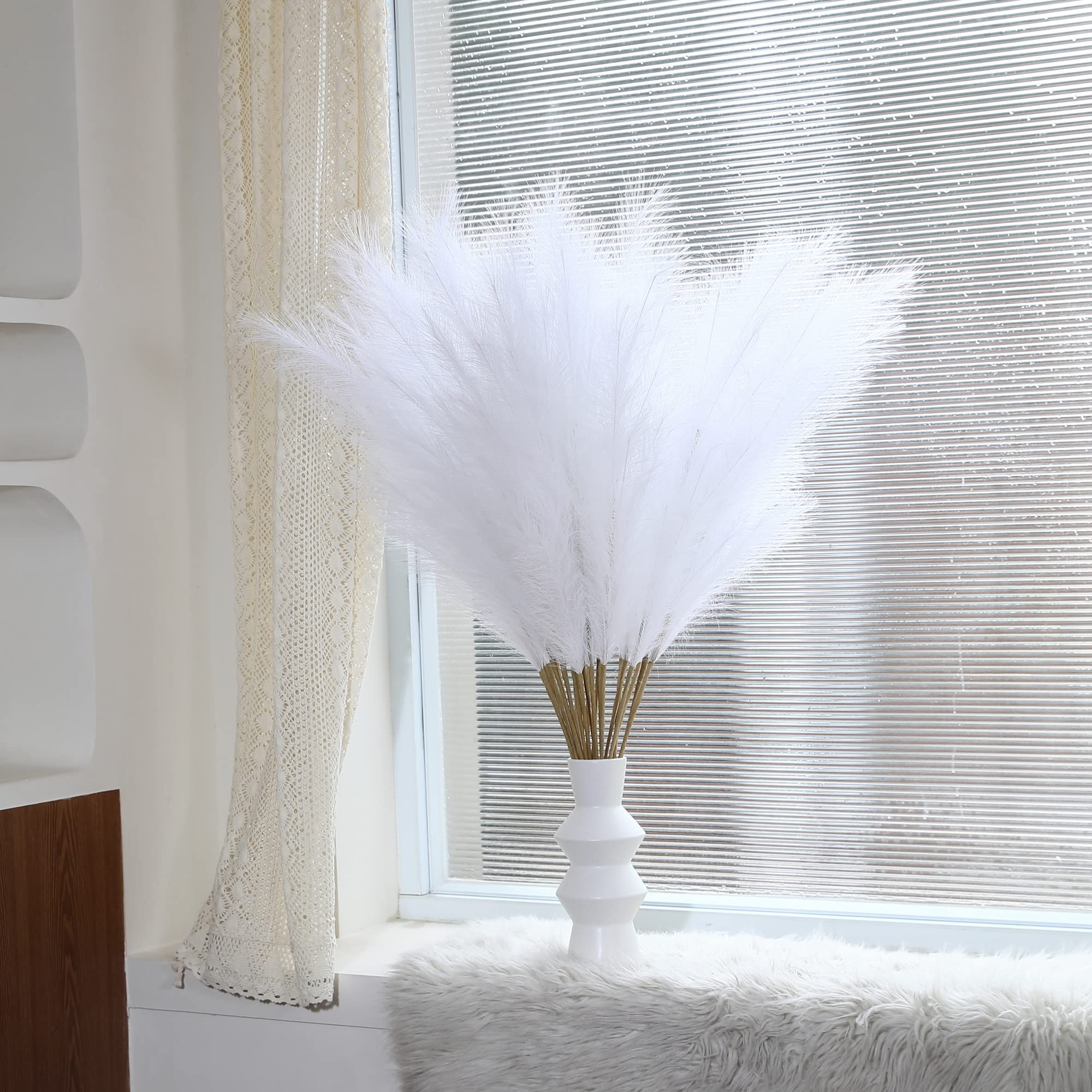 Wertuirk close-up of plume texture highlighting soft realistic fluffiness