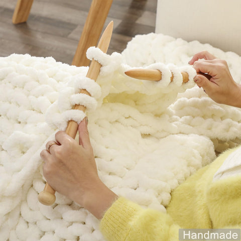 WESHIONGOO size scale with book demonstrating blanket dimensions and coverage