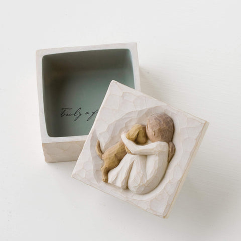 Willow Tree side profile highlighting cream box finish and sculpted lid fit