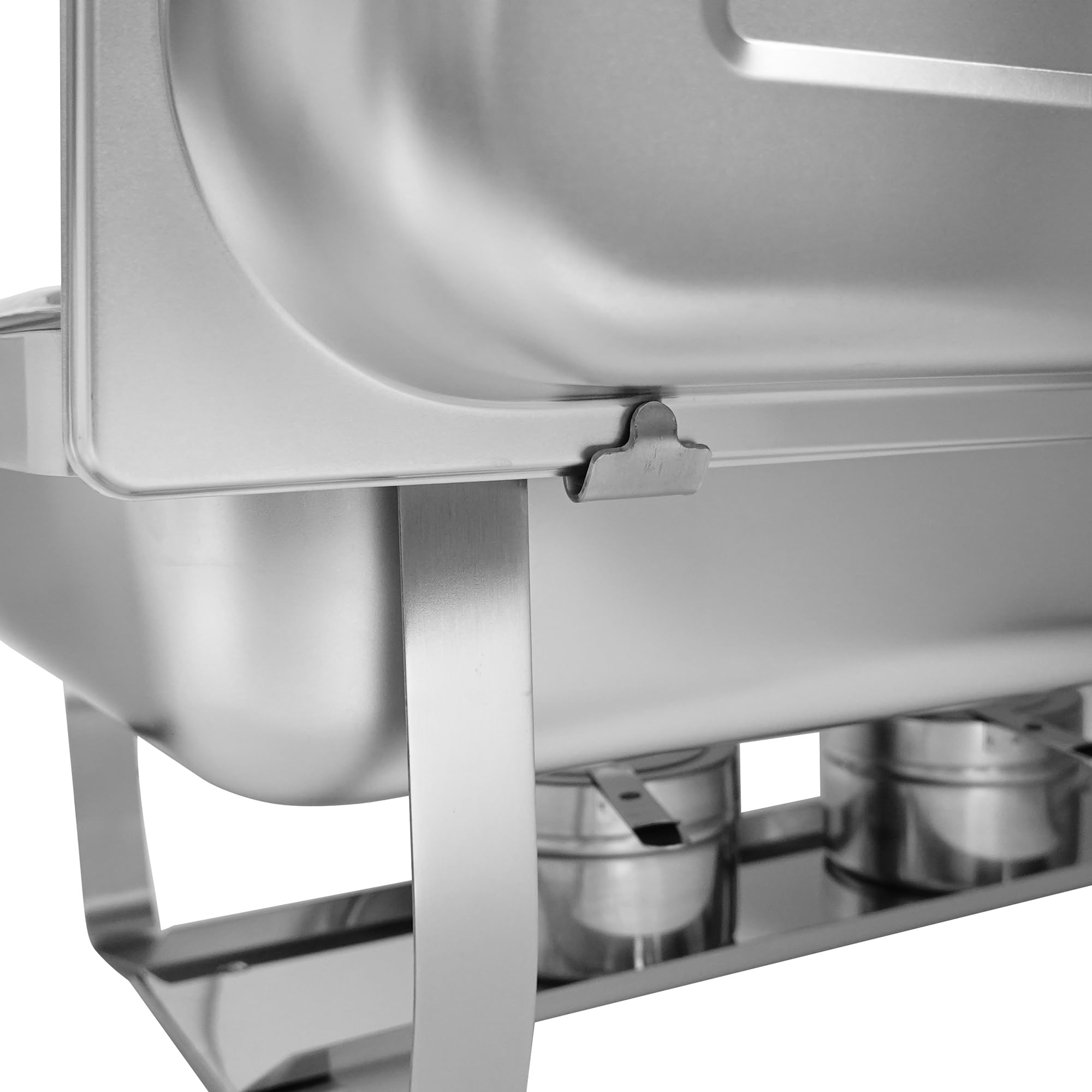 Winco close-up of 8-quart food pan showing capacity and even heating benefit