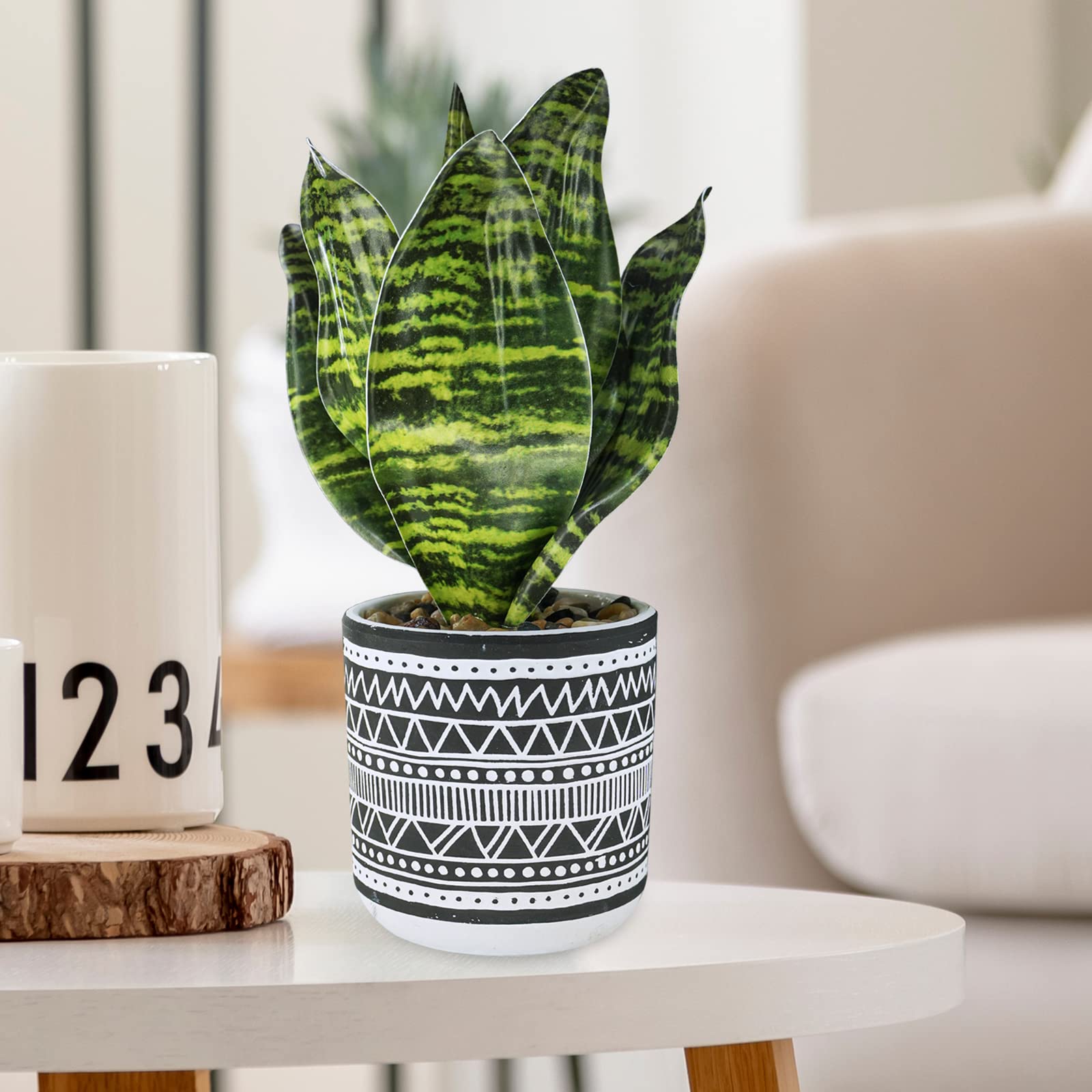 Winlyn pebble-topped planter surface illustrating natural finish and tidy look benefit