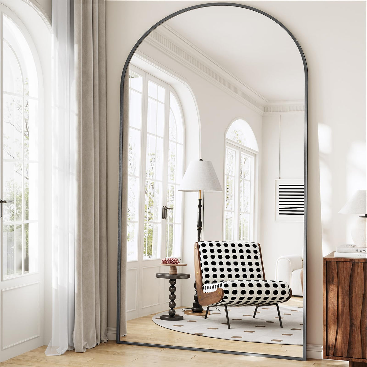 WISSMIELS front view showing full arched mirror and sleek black frame benefit clarity