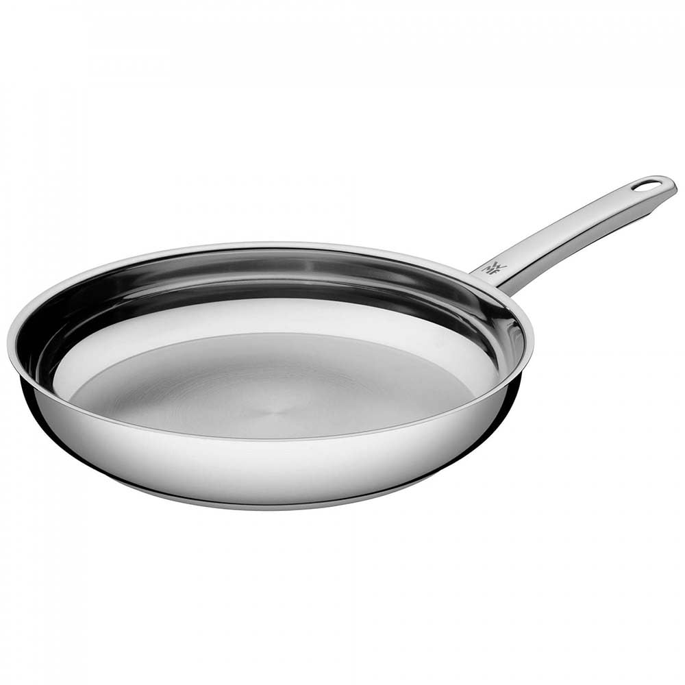 WMF Profi-Pfannen searing steak in pan showing fast browning and cooking control benefit